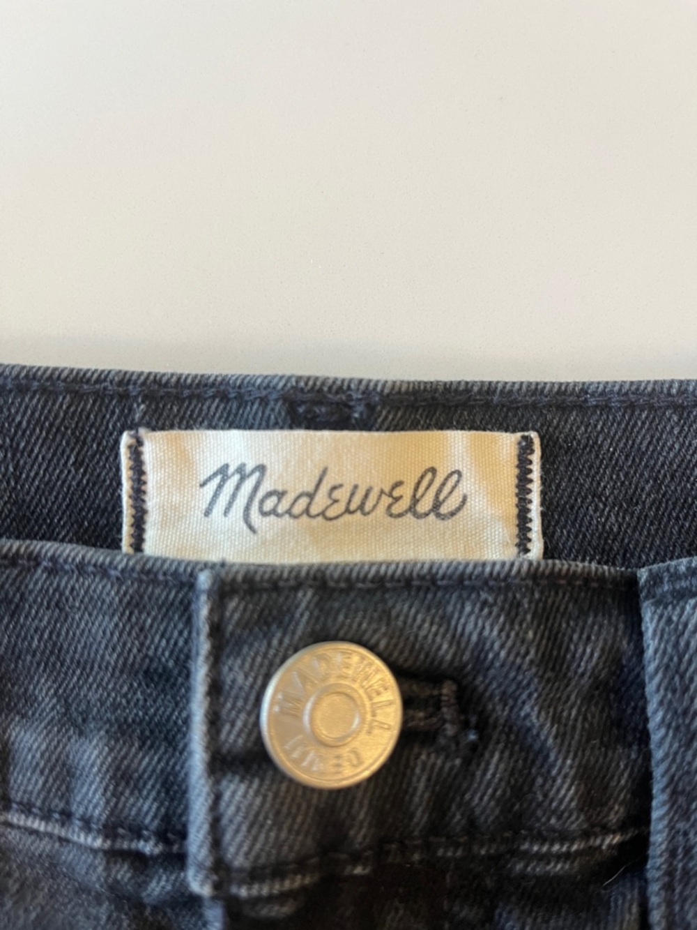 Madewell High-Rise Denim Raw Hem Shorts in Washed Black/Lunar Wash 26 - Picture 2 of 9